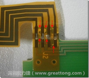 這張圖所顯示的,PCBA工廠實(shí)際進(jìn)行HotBar(熱壓熔錫焊接)焊接的時(shí)候,經(jīng)常會(huì)出現(xiàn)這類焊墊之間短路的問題,下面的圖示為比較嚴(yán)重的案例,大部分都只有部份溢錫,但這對(duì)品質(zhì)信賴杜已經(jīng)產(chǎn)生了及大的為害,既使現(xiàn)在測(cè)試沒有出現(xiàn)問題,難保在高溫膏濕的環(huán)境下不會(huì)出現(xiàn)電子遷移(Electromigration)的現(xiàn)象。